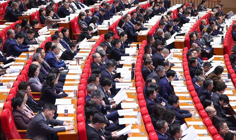 3-第二次大会委员们认真聆听发言